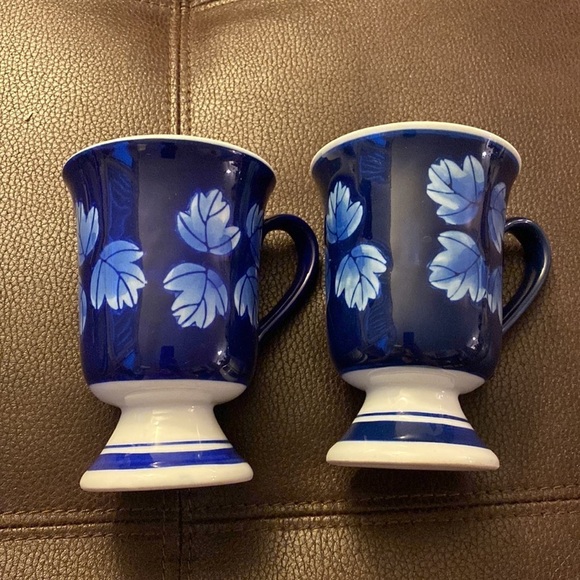 Vintage Asian Royal Blue and White Leaf classic ceramic hand-painted set of two - Picture 5 of 5